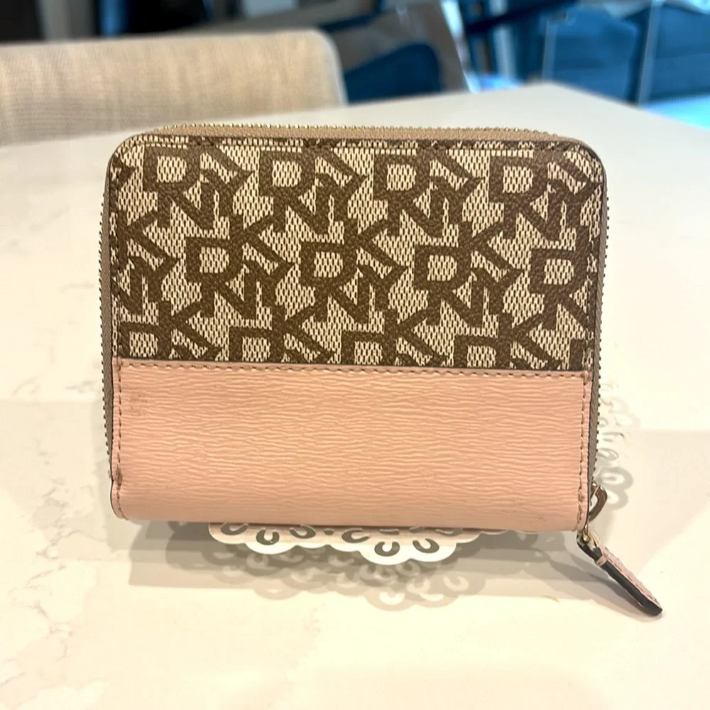 DKNY Wallet - Picture 2 of 5